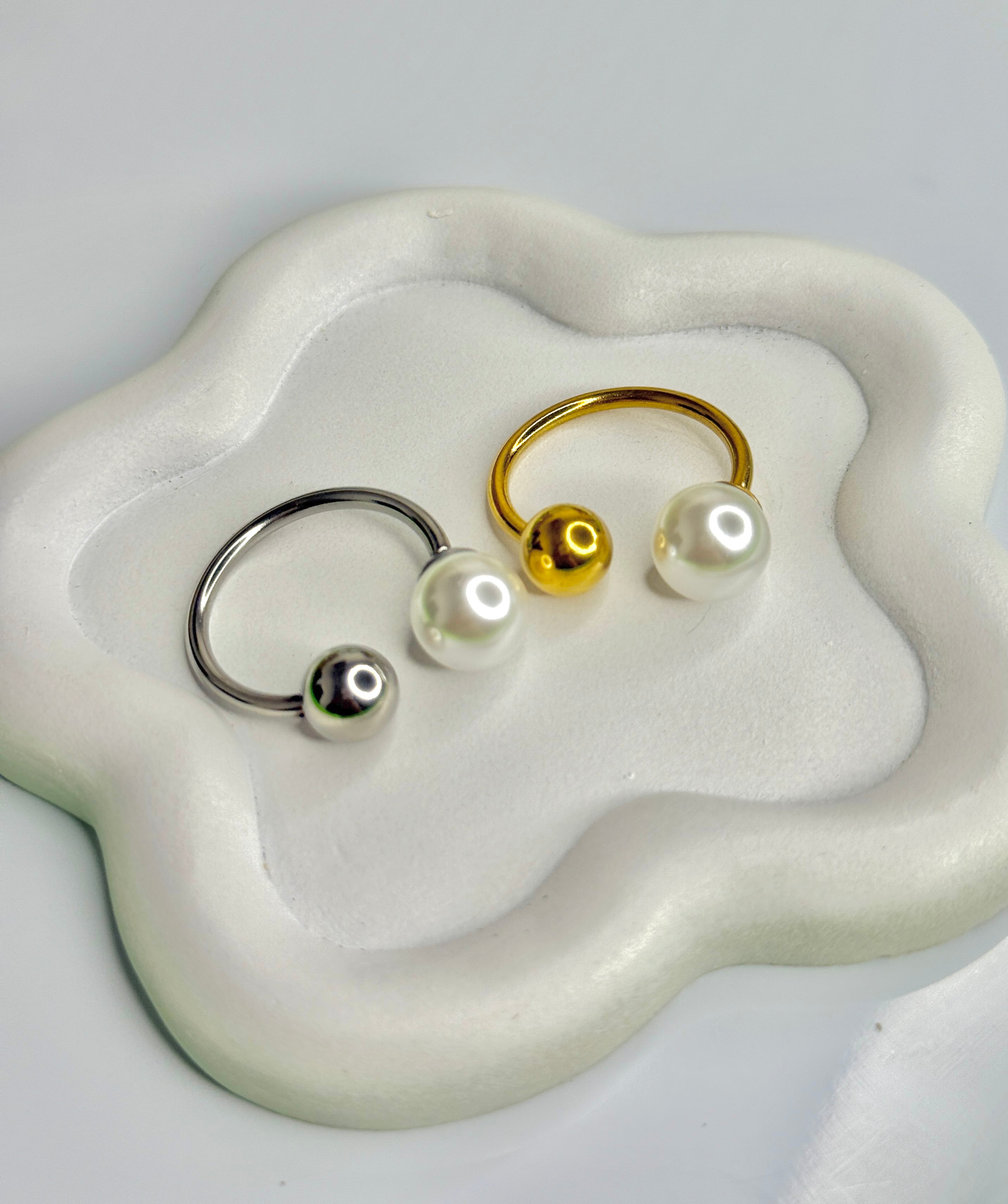 Anillos plateados con perla