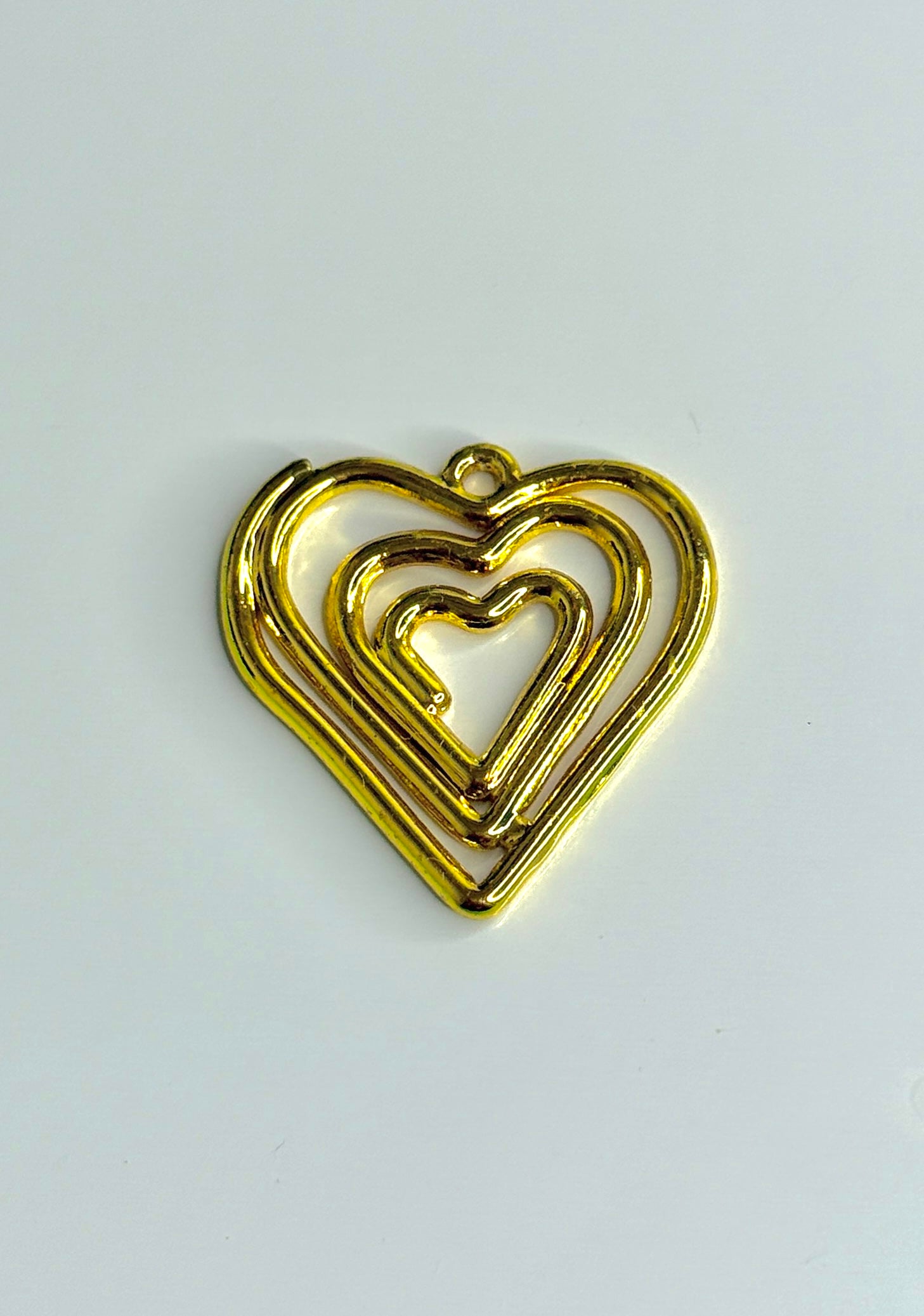 Corazón dorado charm