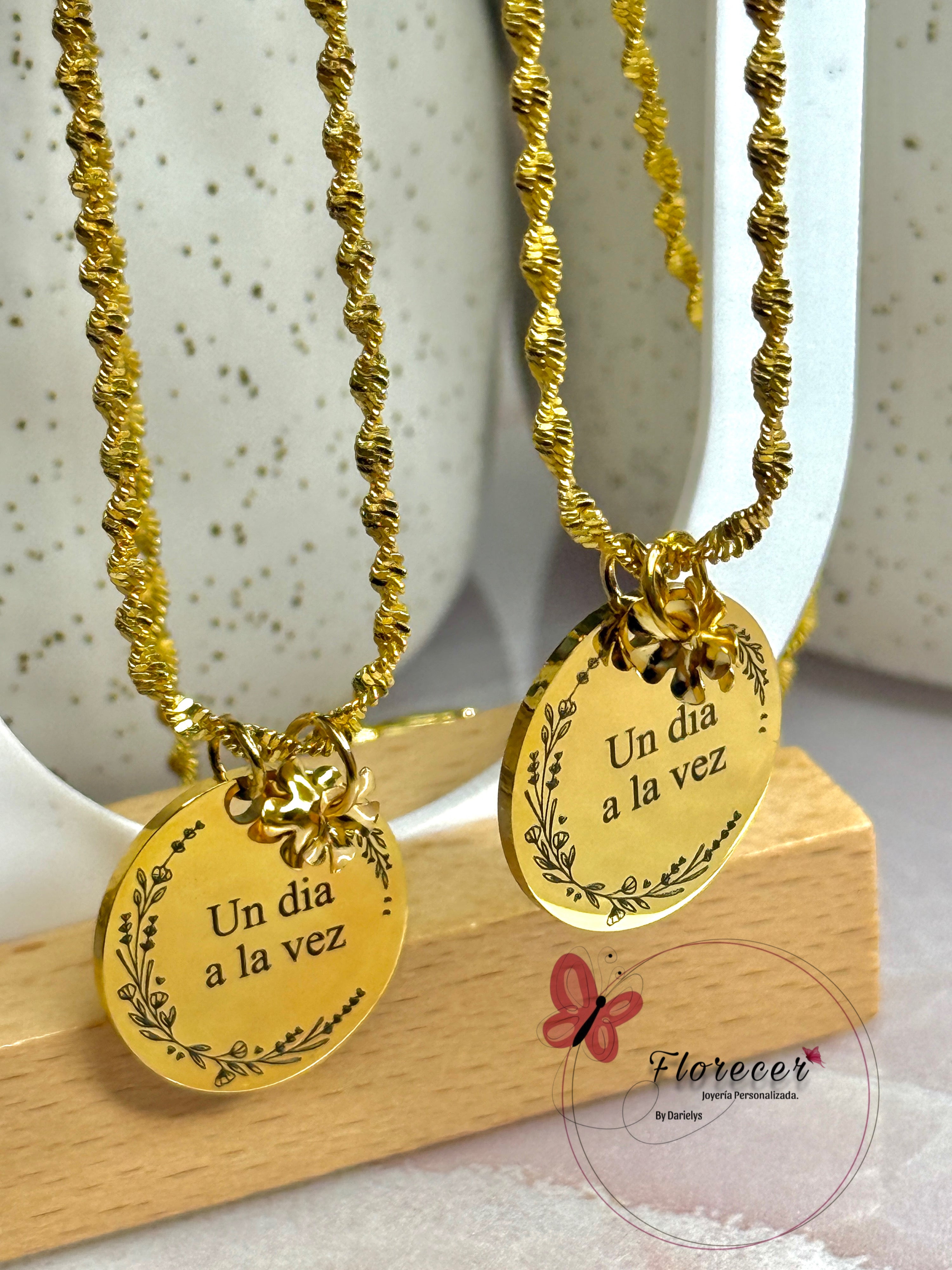 Un día a la vez necklace🍂