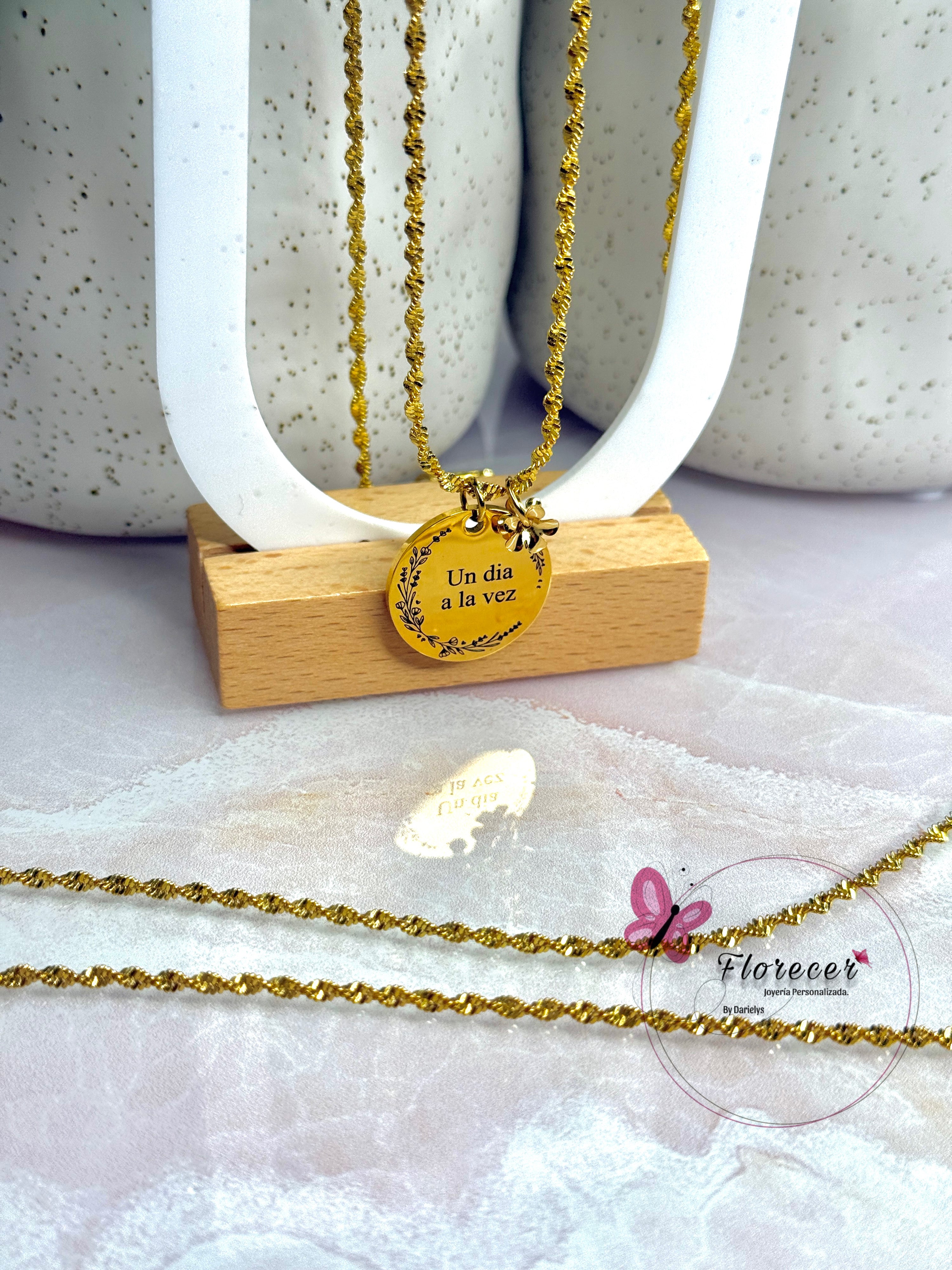 Un día a la vez necklace🍂