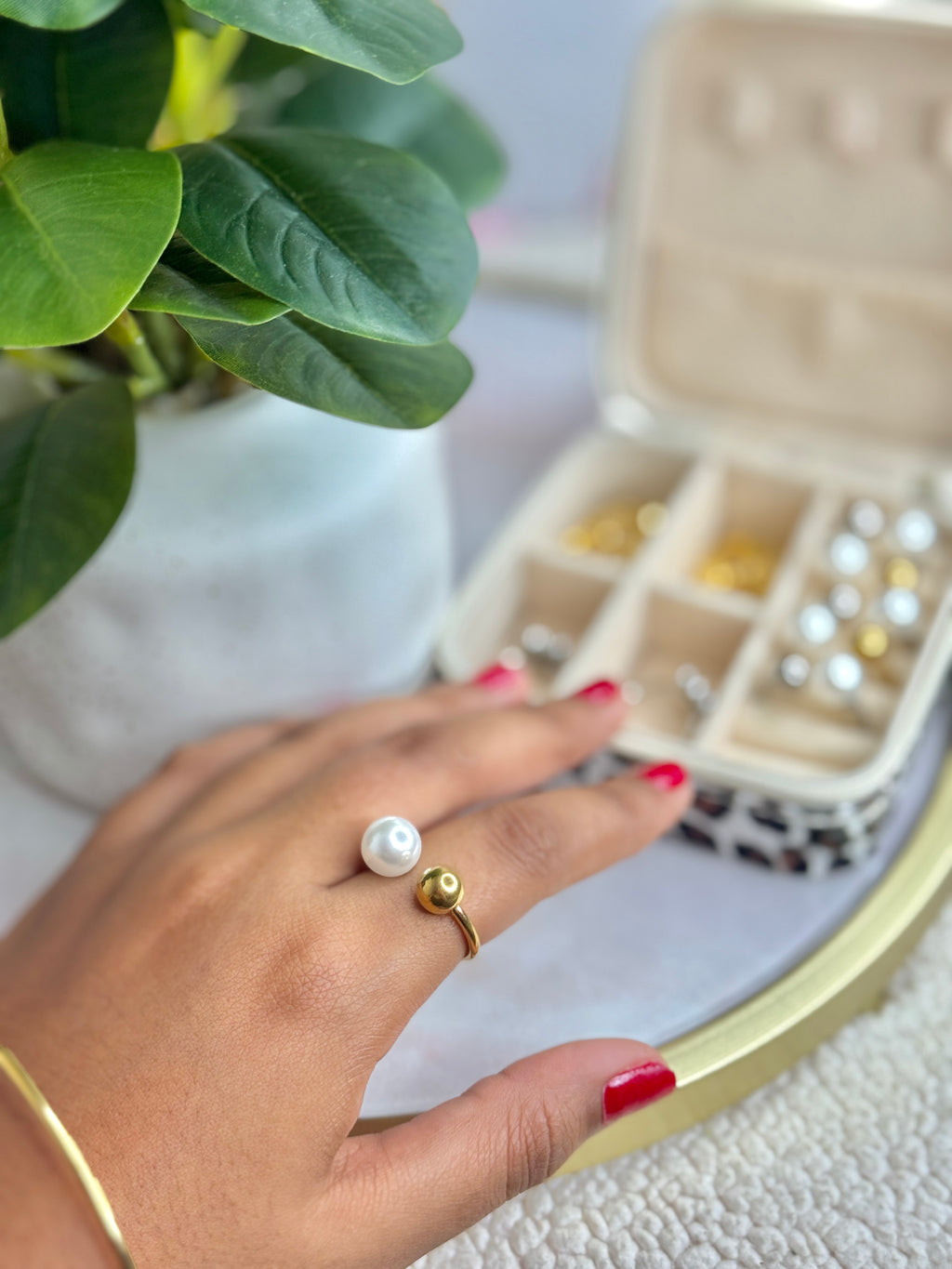 Anillo dorado con perla