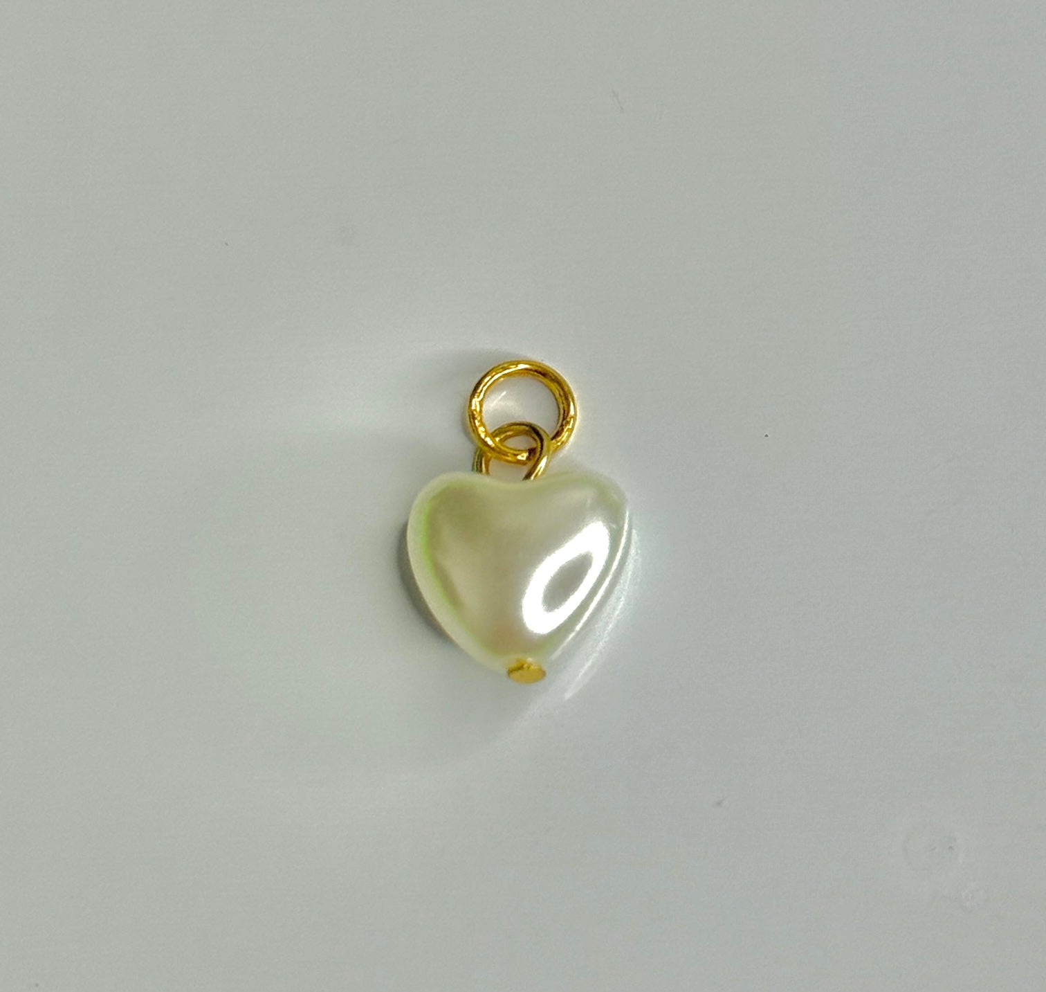 Corazón blanco pequeño charm✨